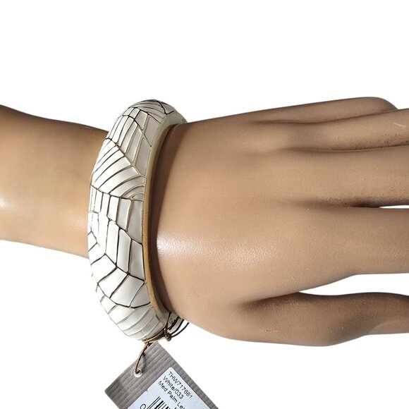 Tommy Bahama Women's Trendy White Palm Leaf Gold Plated Bangle Bracelet NWT - Picture 2 of 4